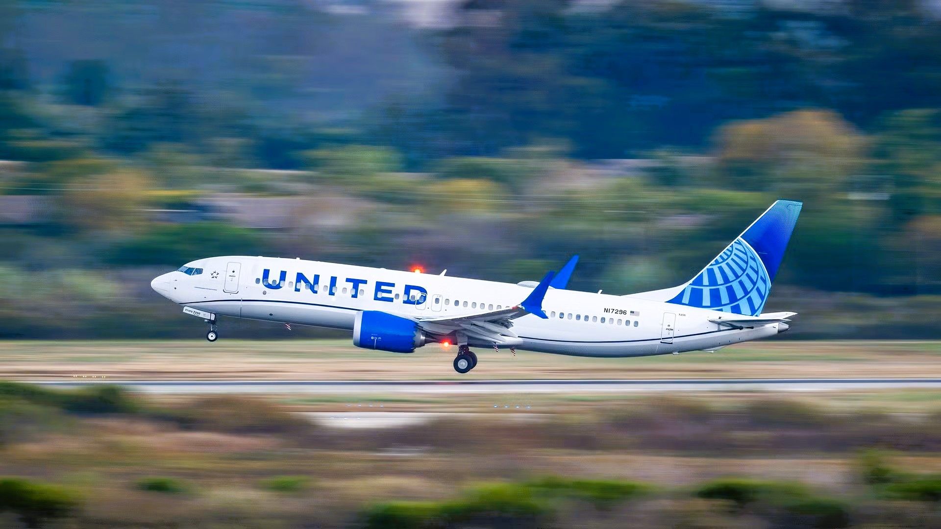 “Hold My Beer”: United Airlines Boeing 737 Clears Bee Swarm On Wing During Takeoff In Cancun